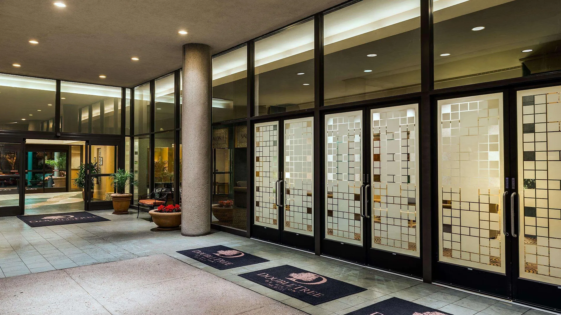Doubletree Suites By Hilton Phoenix Hotel