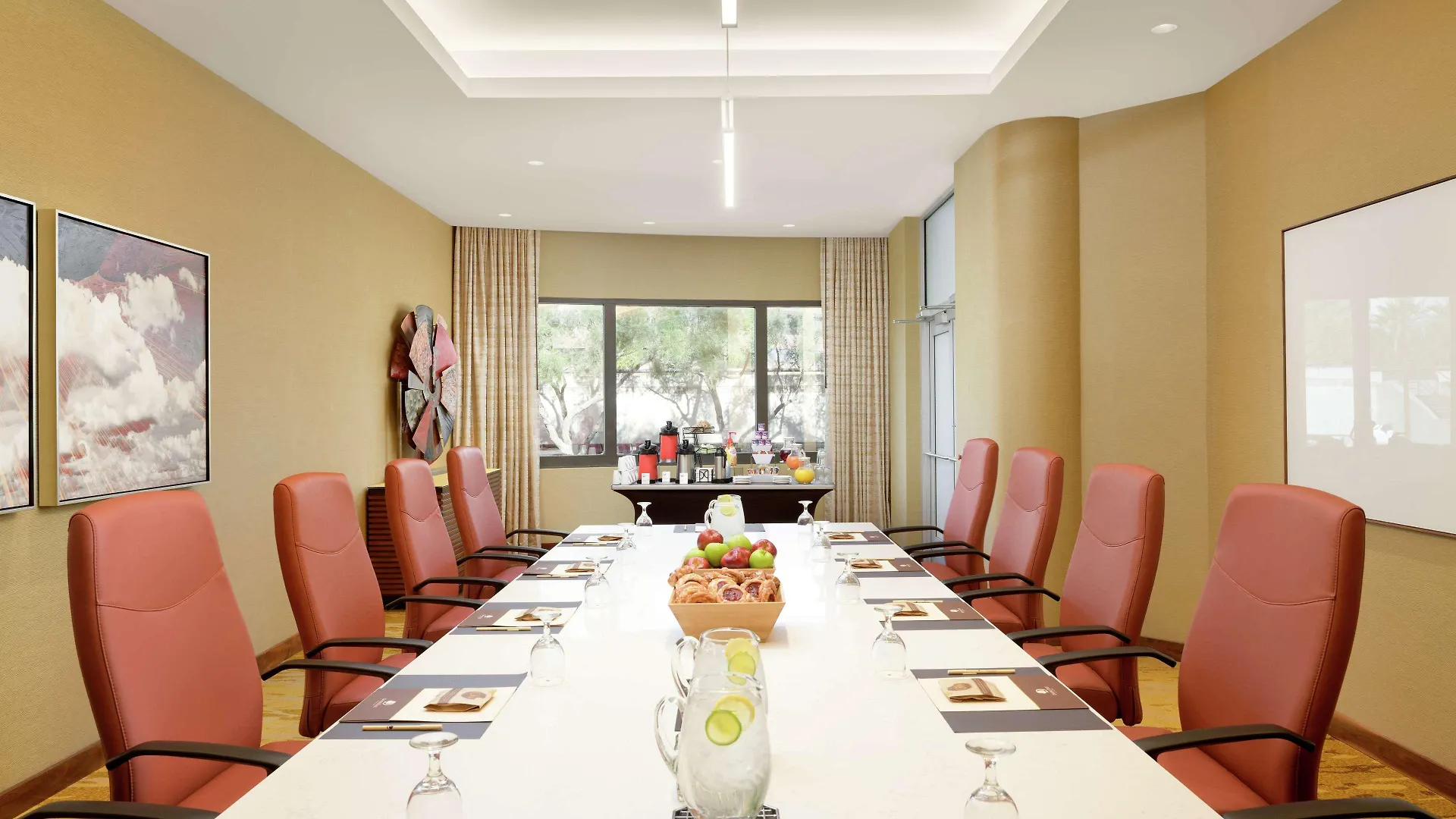 Doubletree Suites By Hilton Phoenix 4*,