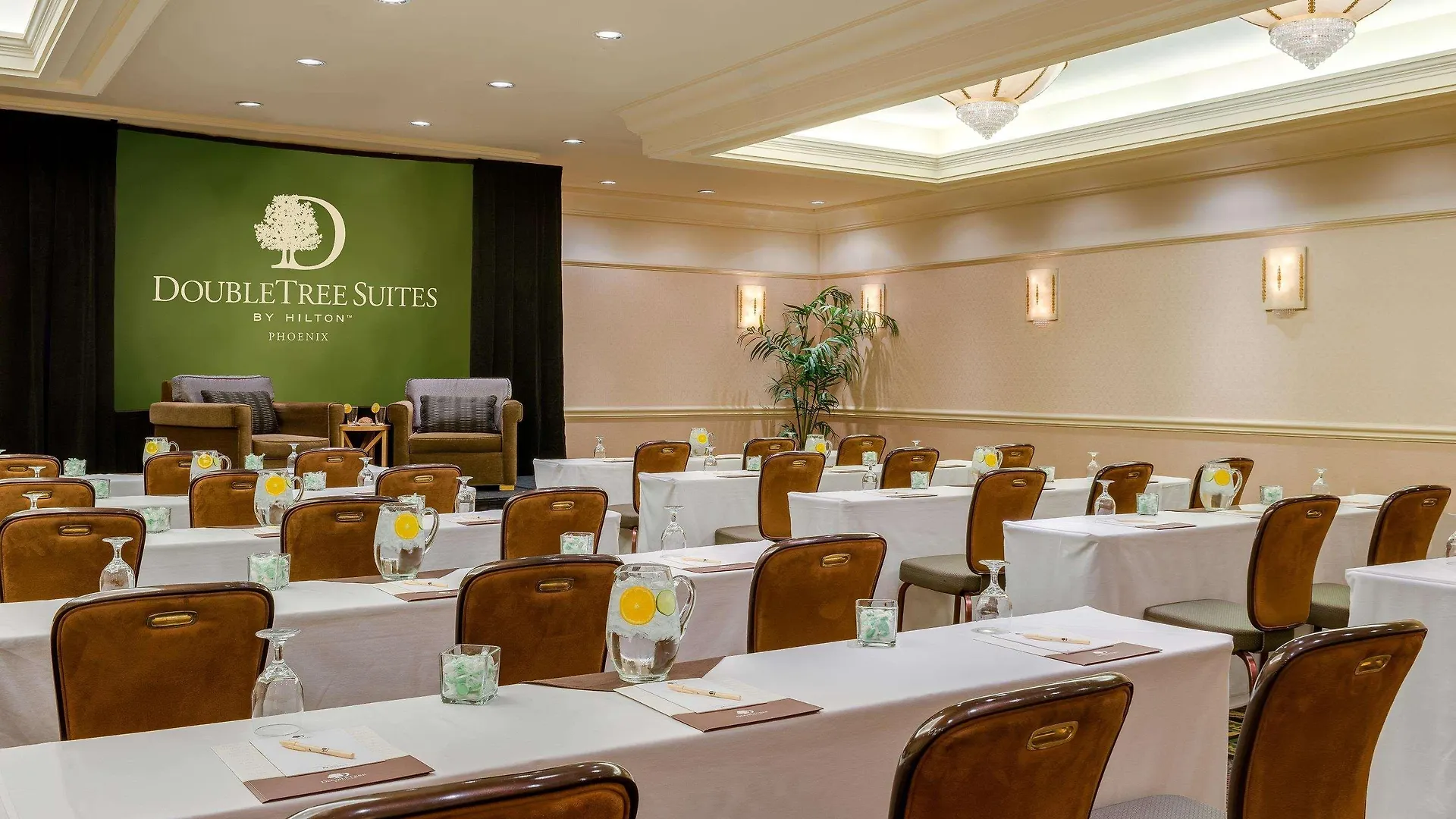 Doubletree Suites By Hilton Phoenix 4*,