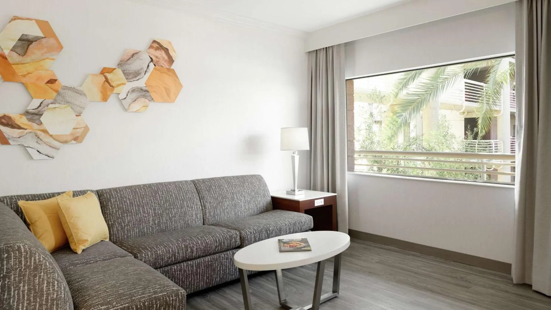 Doubletree Suites By Hilton Phoenix 4*,