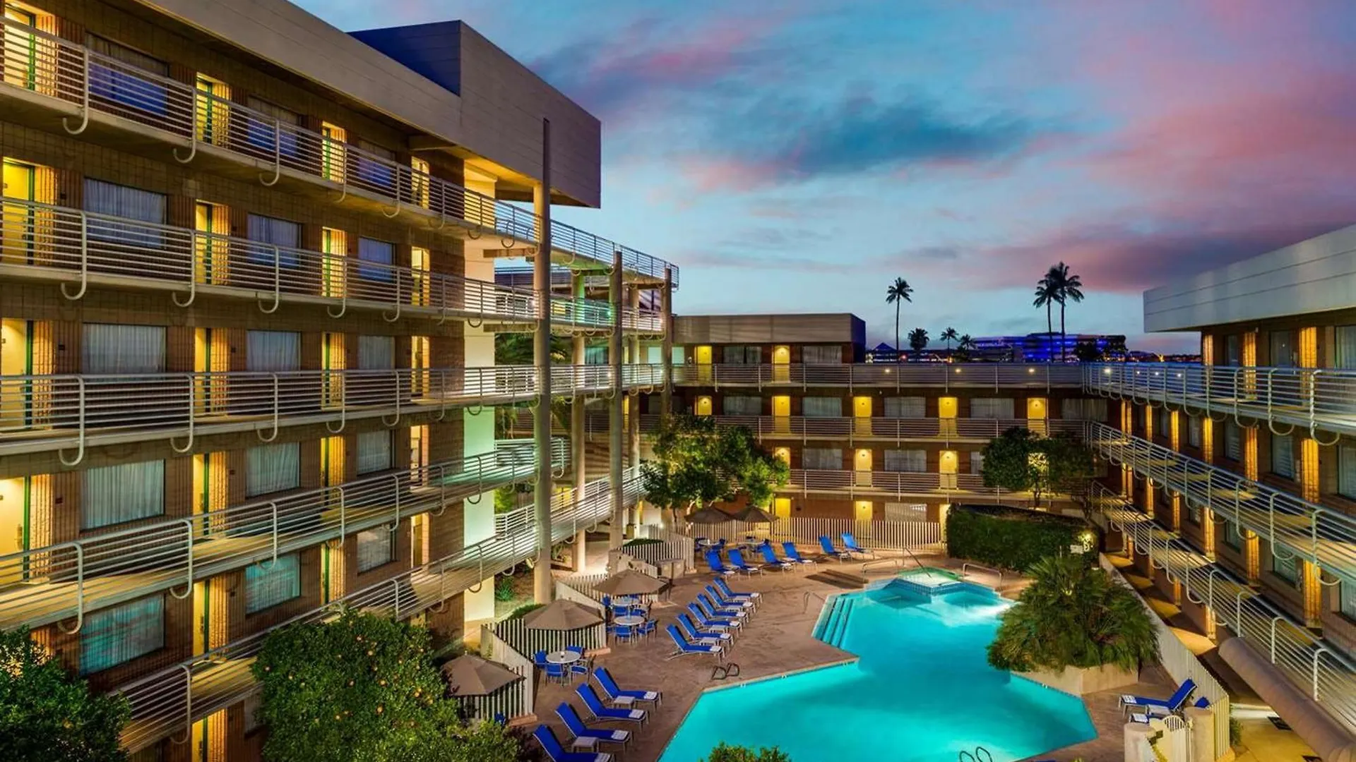 Doubletree Suites By Hilton פיניקס 4*,  ארצות הברית
